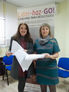 Sara Navarro, Presidenta de AMMDE, y María Manzano, CEO & FOUNDER de LIDER-HAZ-GO! revisan el acuerdo antes de su firma.