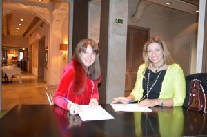 El acuerdo entre AMMDE y CLAUDIA DI PAOLO en plena firma.