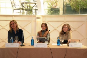 Marta Robles fue presentada por Laura Ruiz de Galarreta, Directora General de la Mujer de la Comunidad de Madrid, y por la periodista Charo Izquierdo, organizadora de este ciclo de conferencias.