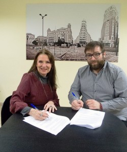 Sara Navarro y Carlos Mira Manzano firman el acuerdo de colaboración entre AMMDE y él como profesional de la fotografía y el vídeo.