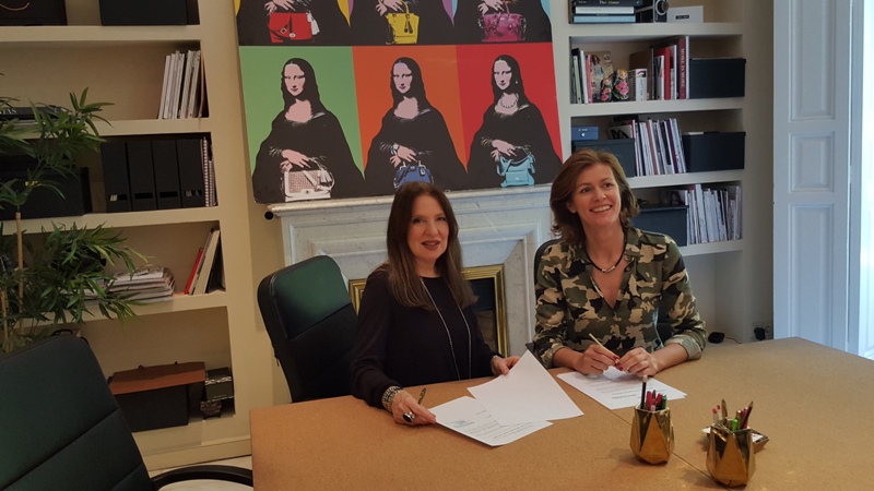 Momento de la firma con Sara Navarro, Presidenta de AMMDE, y Nuria March.