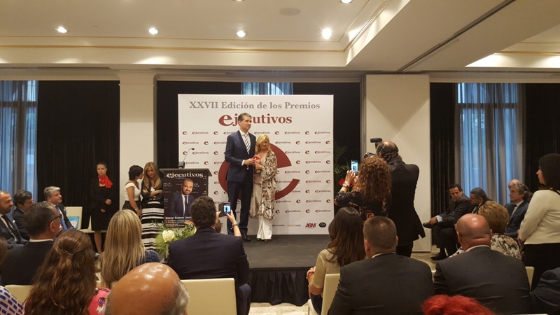 Irene Navarro, socia de AMMDE y Directora de la Fundación Madrid Excelente, entregó uno de los galardones.